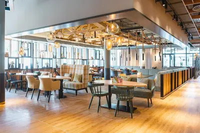 Ein Restaurant oder anderes Speiselokal in der Unterkunft aja Garmisch-Partenkirchen
