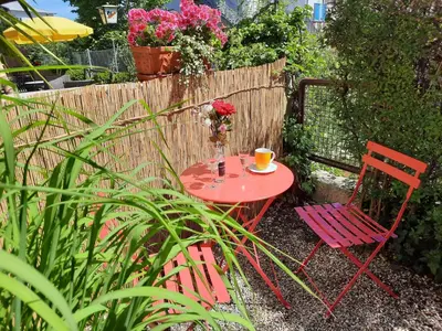 Ein Garten an der Unterkunft Hotel Pension Lindenhof