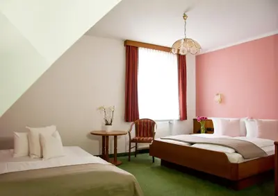 Ein Bett oder Betten in einem Zimmer der Unterkunft Stadthotel Erding