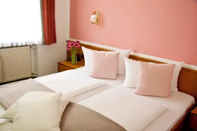 Ein Bett oder Betten in einem Zimmer der Unterkunft Stadthotel Erding