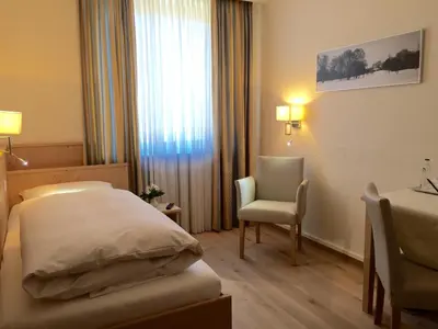 Ein Bett oder Betten in einem Zimmer der Unterkunft Hotel Sollner Hof