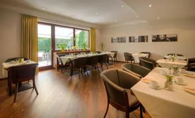 Ein Restaurant oder anderes Speiselokal in der Unterkunft Hotel Sollner Hof