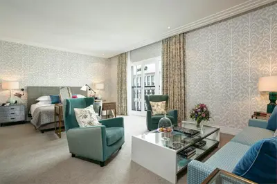 Ein Sitzbereich in der Unterkunft Rocco Forte The Charles Hotel