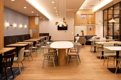 Ein Restaurant oder anderes Speiselokal in der Unterkunft Hilton Garden Inn Munich Messe