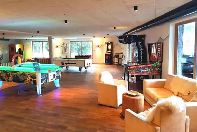 Ein Billardtisch in der Unterkunft Feuriger Tatzlwurm Berghotel & Spa, BW Signature Collection