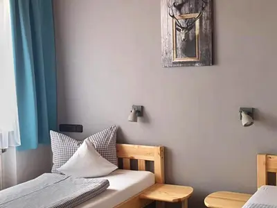 Ein Bett oder Betten in einem Zimmer der Unterkunft Pension zum Krug, Messe München