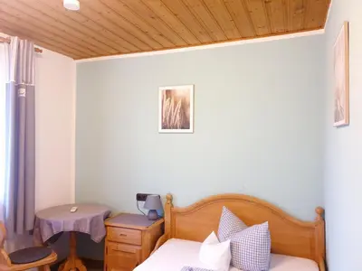 Ein Sitzbereich in der Unterkunft Pension zum Krug, Messe München