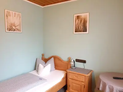 Ein Bett oder Betten in einem Zimmer der Unterkunft Pension zum Krug, Messe München