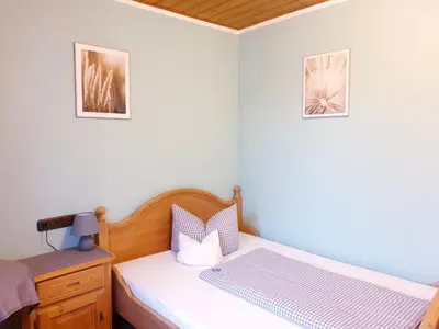 Ein Bett oder Betten in einem Zimmer der Unterkunft Pension zum Krug, Messe München