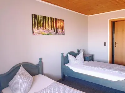 Ein Bett oder Betten in einem Zimmer der Unterkunft Pension zum Krug, Messe München