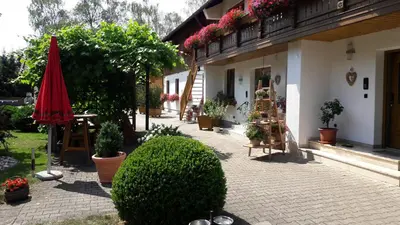 Ein Garten an der Unterkunft Pension zum Krug, Messe München