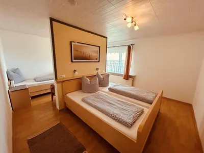 Ein Bett oder Betten in einem Zimmer der Unterkunft Pension zum Krug, Messe München