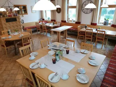 Ein Restaurant oder anderes Speiselokal in der Unterkunft Pension zum Bären