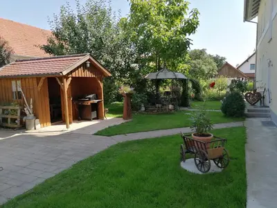 Ein Garten an der Unterkunft Pension zum Bären