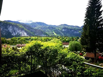 Ein allgemeiner Bergblick oder ein Berglick von des Ferienhauses aus