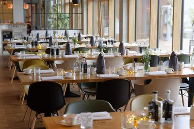 Ein Restaurant oder anderes Speiselokal in der Unterkunft Ökohotel aus Holz Alea Eco