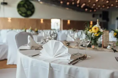 Ein Restaurant oder anderes Speiselokal in der Unterkunft Ökohotel aus Holz Alea Eco