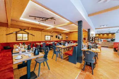 Ein Restaurant oder anderes Speiselokal in der Unterkunft Hotel Alpensonne