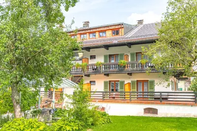Ein Garten an der Unterkunft Hotel Alpensonne