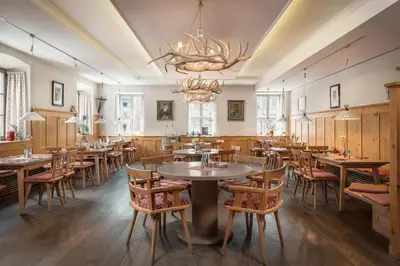 Ein Restaurant oder anderes Speiselokal in der Unterkunft Hotel Bayerischer Hof