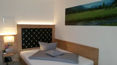 Ein Bett oder Betten in einem Zimmer der Unterkunft Landhotel Böld Oberammergau