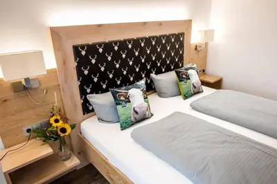 Ein Bett oder Betten in einem Zimmer der Unterkunft Landhotel Böld Oberammergau