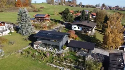 Das Gebäude in dem sich das Ferienhaus befindet