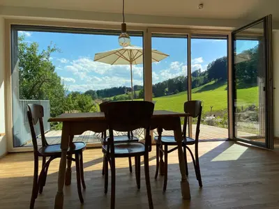 Ein allgemeiner Bergblick oder ein Berglick von des Ferienhauses aus