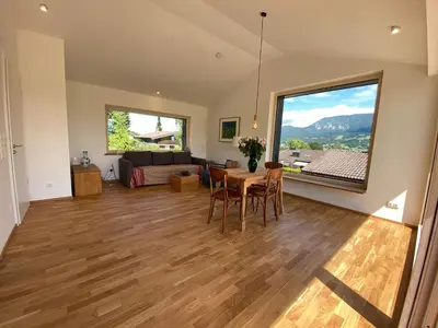 Ein allgemeiner Bergblick oder ein Berglick von des Ferienhauses aus