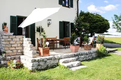 Ein Garten an der Unterkunft Charmante Chiemgauwohnung