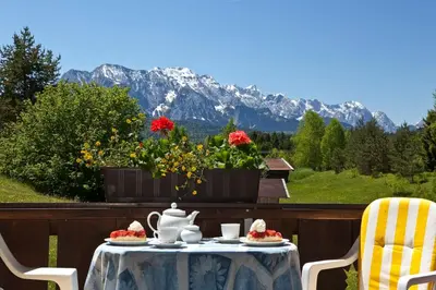 Ein allgemeiner Bergblick oder ein Berglick von der Ferienwohnung aus