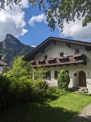 Ein allgemeiner Bergblick oder ein Berglick von der Villa aus
