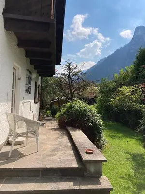 Ein allgemeiner Bergblick oder ein Berglick von der Villa aus