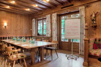 Ein Restaurant oder anderes Speiselokal in der Unterkunft Hotel zur Post