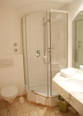 Ein Badezimmer in der Unterkunft Hotel zur Post