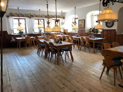 Ein Restaurant oder anderes Speiselokal in der Unterkunft Hotel zur Post