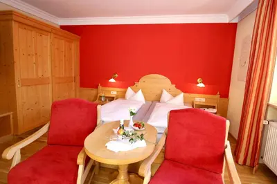Ein Sitzbereich in der Unterkunft Kleines Hotel Edeltraud