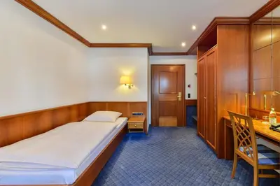 Ein Bett oder Betten in einem Zimmer der Unterkunft Hotel Fischerwirt