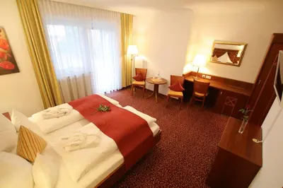 Ein Bett oder Betten in einem Zimmer der Unterkunft ANGERHOF Kur- und Thermenhotel