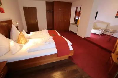 Ein Bett oder Betten in einem Zimmer der Unterkunft ANGERHOF Kur- und Thermenhotel