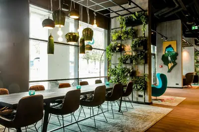 Ein Sitzbereich in der Unterkunft Motel One München-East Side