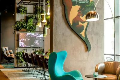 Ein Sitzbereich in der Unterkunft Motel One München-East Side