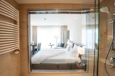 Ein Bett oder Betten in einem Zimmer der Unterkunft Hotel Vier Jahreszeiten Starnberg