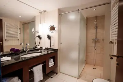 Ein Badezimmer in der Unterkunft Hotel Vier Jahreszeiten Starnberg