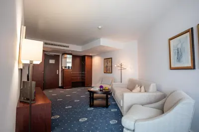 Ein Sitzbereich in der Unterkunft Hotel Vier Jahreszeiten Starnberg