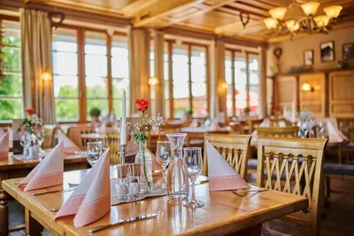 Ein Restaurant oder anderes Speiselokal in der Unterkunft Hotel Happinger Hof
