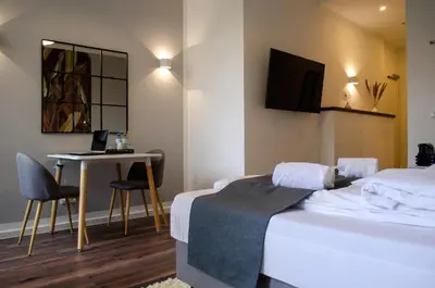 Ein Bett oder Betten in einem Zimmer der Unterkunft HOMELY STAY Studio 7 - Elegant Self-Check-In Studio for Urban Travelers