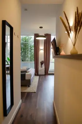 Ein Bett oder Betten in einem Zimmer der Unterkunft HOMELY STAY Studio 7 - Elegant Self-Check-In Studio for Urban Travelers