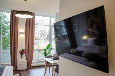 TV/Unterhaltungsangebot in der Unterkunft HOMELY STAY Studio 7 - Elegant Self-Check-In Studio for Urban Travelers