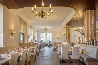 Ein Restaurant oder anderes Speiselokal in der Unterkunft Hotel Vier Jahreszeiten